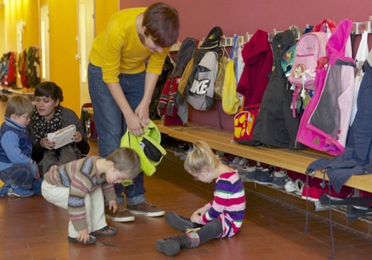 В садике дети как одеты. Одевание в детском саду. Одевание на прогулку. Одевание детей в детском саду. Одеваемся на прогулку в детском саду.